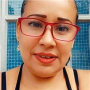 Maestra de lengua castellana imparte clases a niños de edades comprendidas entre 5 y 10 años